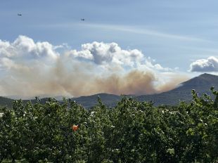 El fum d'un incendi a la Catalunya Nord arriba fins a l'Empordà i posa en alerta als veïns