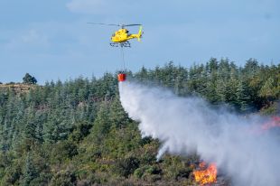 Cinc bombers ferits en l'incendi a França prop de l'Alt Empordà