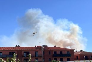 Un incendi forestal a Agullana talla completament l'AP-7 i el TAV