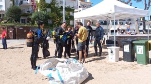 120 voluntaris recullen 128,5 kg de residus a les platges de Palafrugell