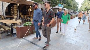 Lluc Salellas experimenta la ceguesa passejant amb els ulls tapats per Girona