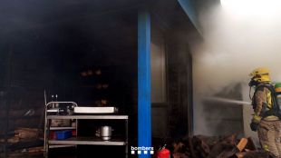 Un incendi crema una rostisseria de l'Estartit