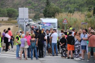 Unes 200 persones tallen el punt negre de l'N-260 a Llançà per exigir millores