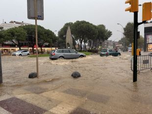 Un fort xàfec inunda el centre de Platja d'Aro afectant baixos i vehicles