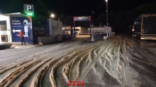 Bolca un camió carregat amb greix de porc i talla l'N-II a la Jonquera