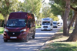 Mig centenar d'autocaravanes protesten a Sant Pere Pescador reclamant aparcaments