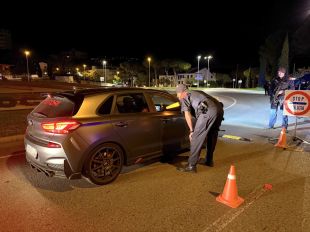 Un operatiu contra les armes blanques a Platja d'Aro se salda amb 49 identificats i vuit denúncies