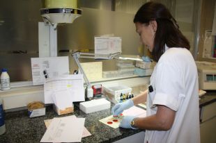 Els forenses gironins practiquen cada any una trentena de proves de paternitat