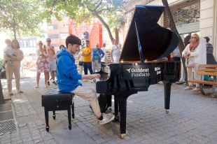 El centre de Girona s'omple de pianos per acostar la música a la ciutadania