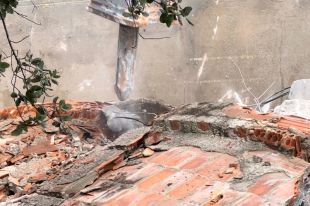 Retiren les estructures de la construcció fallida d'una urbanització a puig Cargol