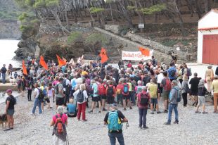 Més de 200 persones exigeixen la reobertura del camí de ronda a la cala de Port Joan de Colera