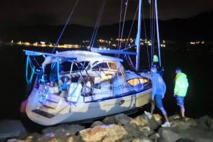 Rescaten els quatre tripulants d’un veler arrossegat pel fort vent a Port de la Selva