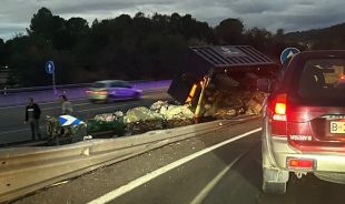 Un camió bolcat a l'AP-7 a Sant Julià de Ramis genera retencions en sentit sud