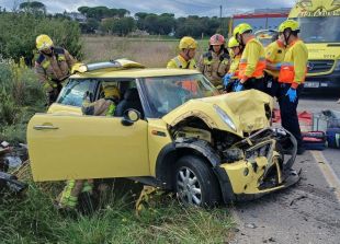 Els Bombers rescaten el conductor d'un accident a Caldes de Malavella