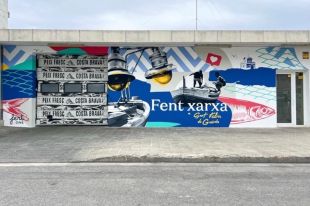 Un artista empordanès dibuixa murals en els equipaments pesquers de Sant Feliu de Guíxols i Llançà