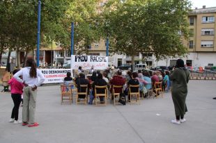 Desenes de persones reivindiquen a Salt que al 12 d'octubre ''no hi ha res a celebrar''
