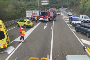 Mor un conductor en un xoc amb entre dos turismes i un camió a l'N-II a Girona