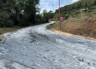 Bolca un camió ple de gelatina animal i talla la C-66 a Sant Julià de Ramis