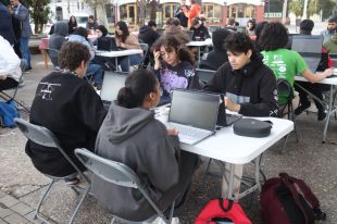 Una trentena d'estudiants competeixen a Portbou buscant possibles errors en un web fictici