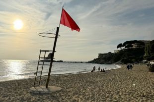 Roses tanca l’Almadrava almenys fins diumenge per la fuita de gasoil del pesquer enfonsat