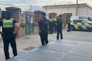 Quatre denúncies per tinença i consum de drogues i armes intervingudes en un bar de Figueres