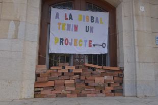 Tapien l'Ajuntament de la Bisbal per reclamar la cessió de Can Formatger per ús social