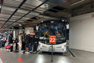 Resignació i sorpresa per la vaga de conductors d'autobús a l'estació de Girona