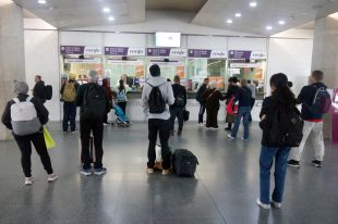 Resignació entre els passatgers de l'estació de trens de Girona per les afectacions de la dana