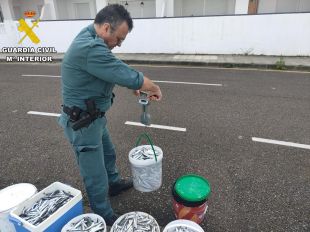 Enxampen a l'Escala un home amb 96 kg de peix de dubtosa procedència