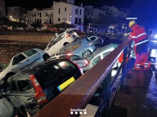 Una trentena de vehicles arrossegats a la riera de Cadaqués després de pluges intenses
