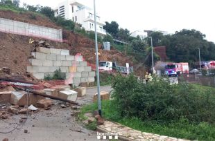 L'aiguat ensorra part d'un mur a Begur i inunda una desena de baixos i soterranis al Baix Empordà