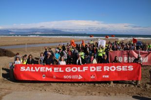 Unes 200 persones protesten a l'Escala contra els macroparcs eòlics marins projectats a Roses