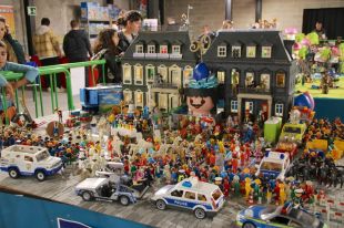 Centenars de persones visiten la setena Fira de Playmobil de Figueres amb caire dalinià