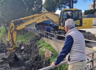 Roses neteja rieres i embornals davant la possibilitat de pluges fortes