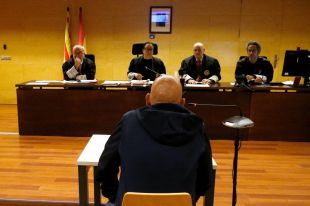 Condemnat un ancià per masturbar-se davant unes menors a Figueres i proposar-los ''follar''