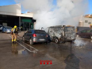 Una furgoneta s'incendia a tocar l'estació d'autobusos de Figueres