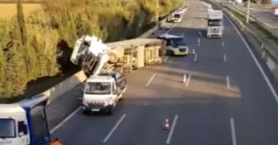 Dos morts en un accident entre dos camions i un turisme a Vilablareix