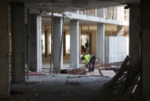 La manca de relleu generacional i la burocràcia frenen la construcció a Girona