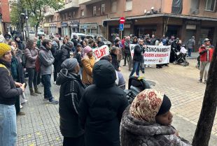 Unes 80 persones protesten pel desnonament d'una mare amb tres menors a Salt