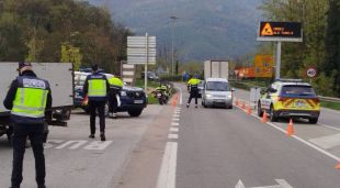 15 denúncies, dos conductors drogats i quatre ganivets requisats en un control a la Vall d'en Bas