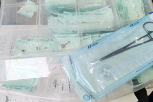 Comissades 1.600 agulles, tints i pírcings que incomplien la normativa a locals de tatuatges de Lloret