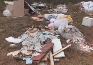 Sancionen un home per un abocament il·legal de deixalles al barri del Culubret de Figueres