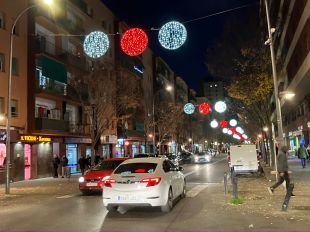 Salt encén 180 punts de llums i dona el tret de sortida als actes de Nadal