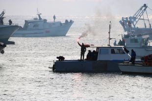 Blanes dona suport als seus pescadors que temen ''la mort'' del sector d'arrossegament