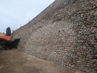 Cervià de Ter repara el mur esfondrat per una fuita d'aigua l'any passat