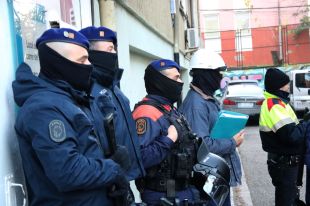 Troben 42 pisos amb la llum punxada a la Font de la Pólvora de Girona en un operatiu
