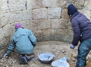 Netegen i consoliden la cisterna principal del poblat ibèric de Castell a Palamós