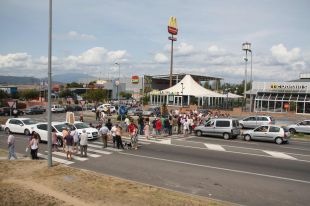 150 persones tallen de forma intermitent la GI-682 a Blanes en contra de les retallades sanitàries 