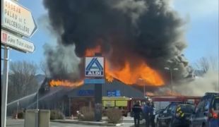 Un incendi destrueix un supermercat de 4.500 metres quadrats a tocar Puigcerdà