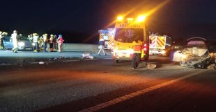 Un crític i set de menys gravetat en un accident entre dos cotxes a l'AP-7 a Aiguaviva